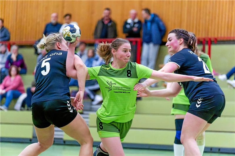 Langelsheimer Sieg hilft auch LiSa-Luchsen Marie Ermrich (Mitte) steuert acht Treffer zum Erfolg der HSG bei und gehört gemeinsam mit Sarah Schilff aktuell zu den besten vier Werferinnen der Liga. Foto: Drechsler