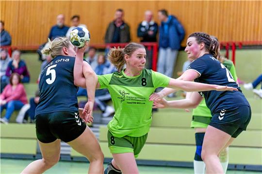 Marie Ermrich (Mitte) steuert acht Treffer zum Erfolg der HSG bei und gehört gemeinsam mit Sarah Schilff aktuell zu den besten vier Werferinnen der Liga. Foto: Drechsler