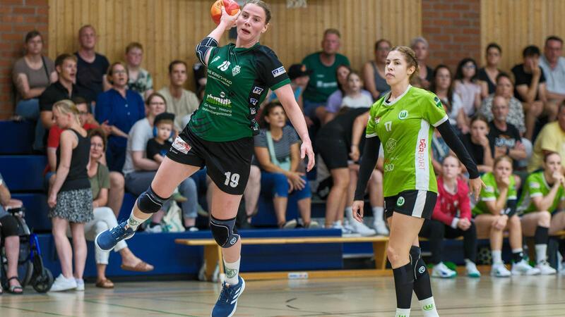 Marie Ermrich, Zugang von der HSG Langelsheim/Astfeld, kommt wie hier neben der Wolfsburgerin Anna Fanslau selten so frei zum Wurf.