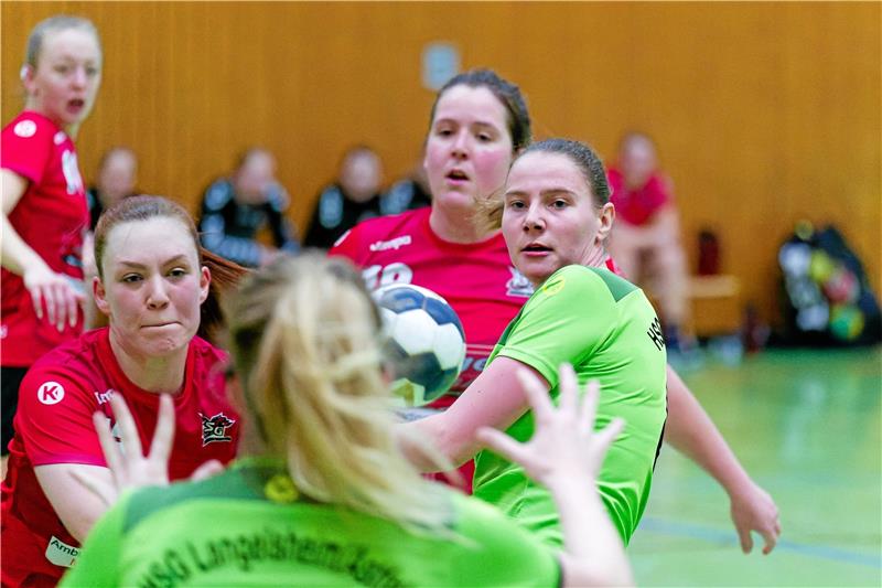 Marie Ermrich (re.) markiert vier Treffer für die HSG Langelsheim/Astfeld bei der 22:29-Niederlage gegen die SG Zweidorf/Bortfeld. Foto: Drechsler