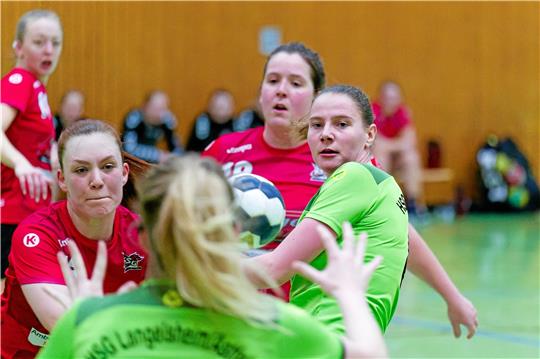 Marie Ermrich (re.) markiert vier Treffer für die HSG Langelsheim/Astfeld bei der 22:29-Niederlage gegen die SG Zweidorf/Bortfeld. Foto: Drechsler