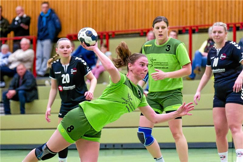 HSG Langelsheim/Astfeld kann mit Punkt gut leben Marie Ermrich rettet wenige Sekunden vor dem Abpfiff der HSG Langelsheim/Astfeld mit ihrem zehnten Treffer das 27:27 gegen die SG Wittingen/Stöcken. Foto: Drechsler