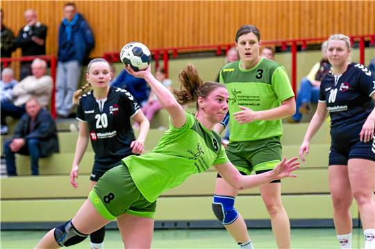 Marie Ermrich rettet wenige Sekunden vor dem Abpfiff der HSG Langelsheim/Astfeld mit ihrem zehnten Treffer das 27:27 gegen die SG Wittingen/Stöcken. Foto: Drechsler