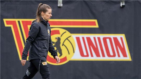 Marie-Louise Eta leitet das Training beim 1. FC Union Berlin. 