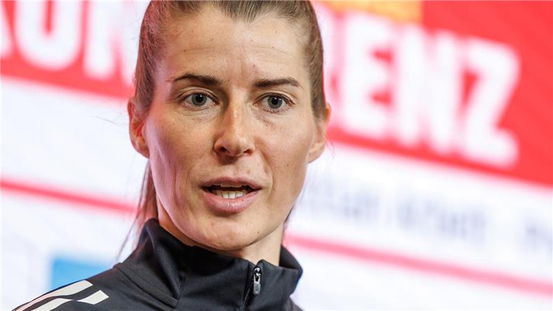 Marie-Louise Eta spricht bei der Union-Pressekonferenz. 