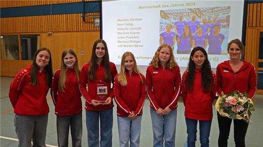 Mariella Günther, Nele Habig, Isabella Janitzki, Marlene Knoop, Luise Papstein, Marissa Röttger und Trainerin Alexandra Janitzki (v.l.) freuen sich über die Auszeichnung zur Mannschaft des Jahres. Die siebte Schwimmerin aus dem Team der C-Jugend, Lilli Marlen Röver, konnte nicht an der Verleihung teilnehmen.