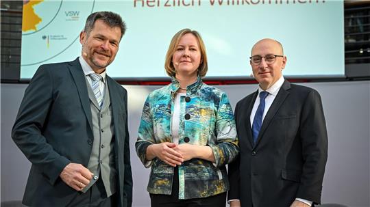 Marika Linntam, Botschafterin der Republik Estland in Berlin, berichtet von Präventionsmaßnahmen ihres Landes gegen Sabotage und Cyberoperationen Russlands. 