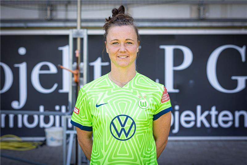Hegering-Comeback mit Tor: Wolfsburg besiegt Duisburg 4:0 Marina Hegering steht vor einer Werbebande.