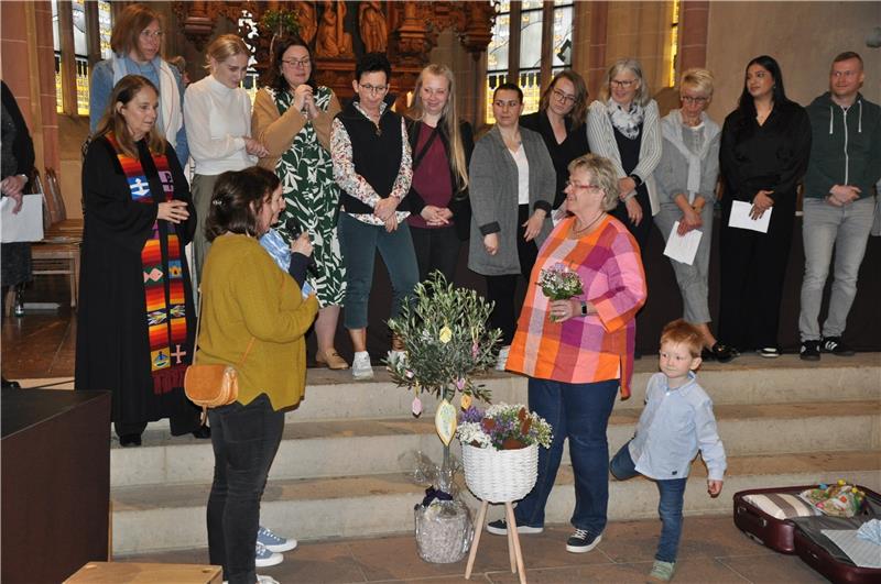 Marina Schoger nach 45 Jahren in den Ruhestand verabschiedet Marina Schoger bekommt viele Geschenke zu ihrem Ruhestand überreicht. Stets an ihrer Seite ist Enkel Maxi. Foto: Heine