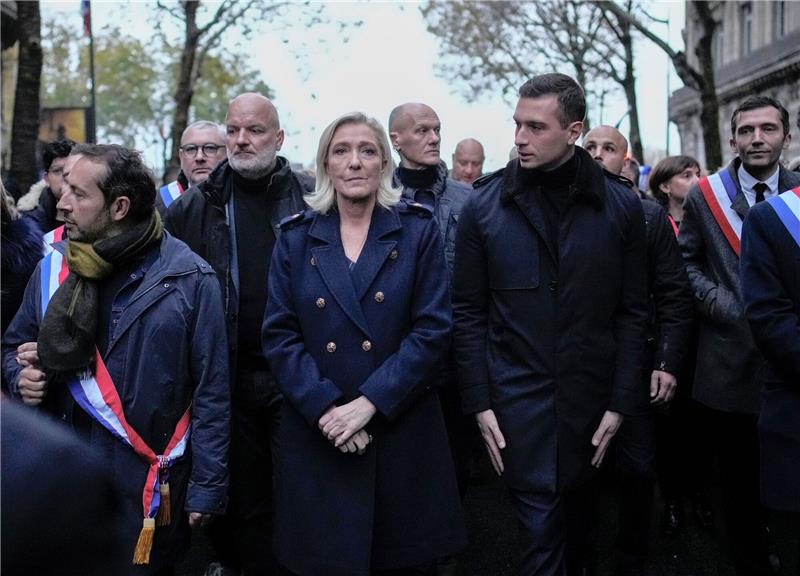 Marine Le Pen und Jordan Bardella bei der Demonstration gegen Antisemitismus in Paris.