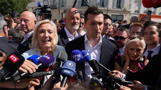 Marine Le Pen will gemeinsam mit Jordan Bardella in den Präsidentschaftswahlkampf ziehen. 
