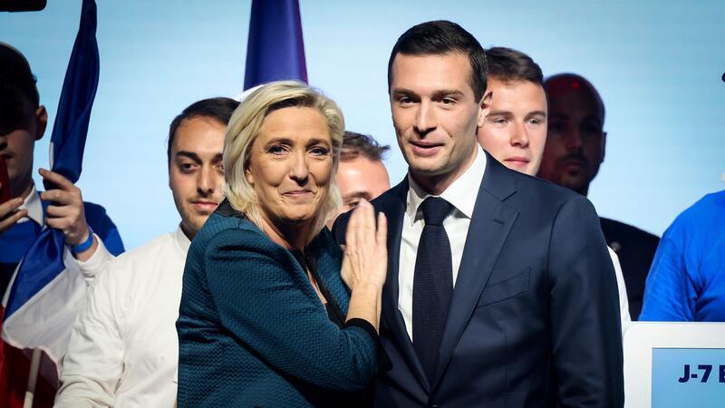 Macron löst Parlament auf und kündigt Neuwahlen an Marine Le Pen zusammen mit Jordan Bardella bei einer Wahlkampfveranstaltung in Paris.