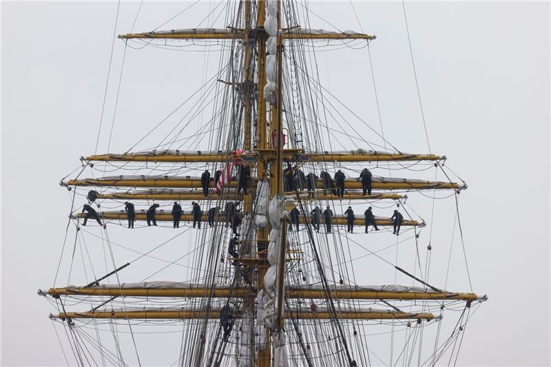 Marinesoldaten stehen an den Rahen auf dem Segelschulschiff «Gorch Fock» im Kieler Marinehafen.