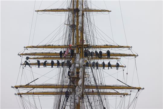 Marinesoldaten stehen an den Rahen auf dem Segelschulschiff «Gorch Fock» im Kieler Marinehafen.