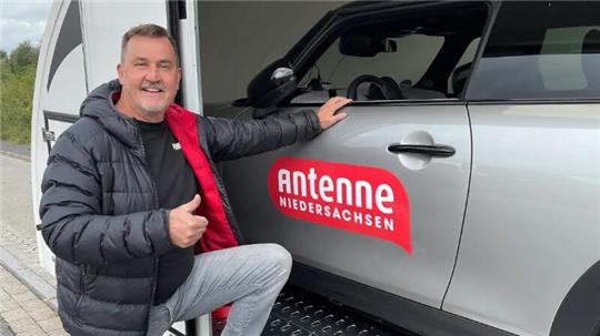 Mario Alber freut sich über seinen Gewinn.