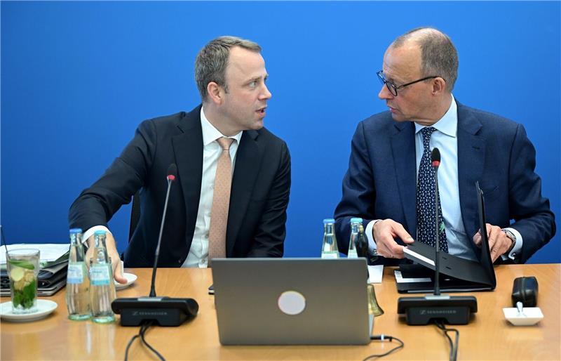 Verhärtete Fronten im Streit um das Bürgergeld Mario Czaja (l), CDU Generalsekretär, und Friedrich Merz, CDU-Bundesvorsitzender, treffen sich zur Bundesvorstandssitzung. Gesprochen wird unter anderem über das Bürgergeld.