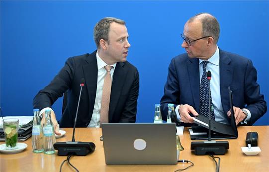 Mario Czaja (l), CDU Generalsekretär, und Friedrich Merz, CDU-Bundesvorsitzender, treffen sich zur Bundesvorstandssitzung. Gesprochen wird unter anderem über das Bürgergeld.