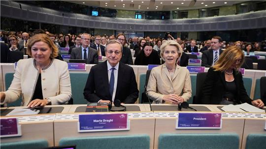 Mario Draghi (M.l.) und Ursula von der Leyen (M.r.) in Brüssel. Vor fast genau einem Jahr hat der frühere EZB-Chef seinen Bericht über Europas Wettbewerbsfähigkeit vorgestellt.