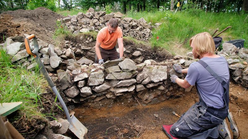Archäologen legen Reste einer Jagdpfalz frei Mario Langbrandtner (l.) vom Landesamt für Denkmalpflege und Archäologie Sachsen-Anhalt und der ehrenamtliche Helfer Klaus Zimolong legen Mauerzüge frei, die zeigen, wie die Gebäude der Jagdpfalz einst ausgerichtet waren.