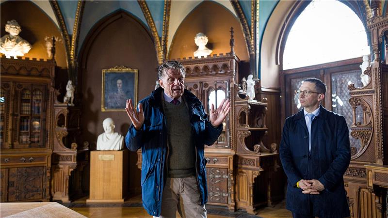 Mario Mathias Ohle (l), Stiftungsvorstand vom Schloss Marienburg, und Falko Mohrs (SPD), Minister für Wissenschaft und Kultur in Niedersachsen schauen sich in der Marienburg um.