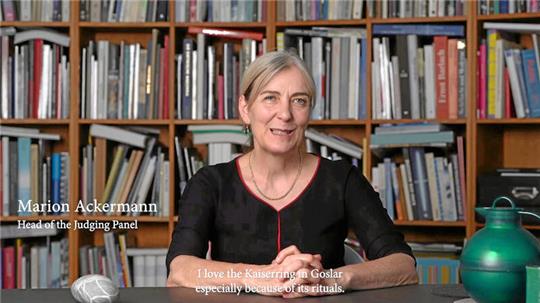 Marion Ackermann hat 2022 den Vorsitz der Kaiserringjury übernommen und erläutert auch im Kaiserringfilm das Einmalige des Goslarer Kunstpreises. Foto: Kempfer