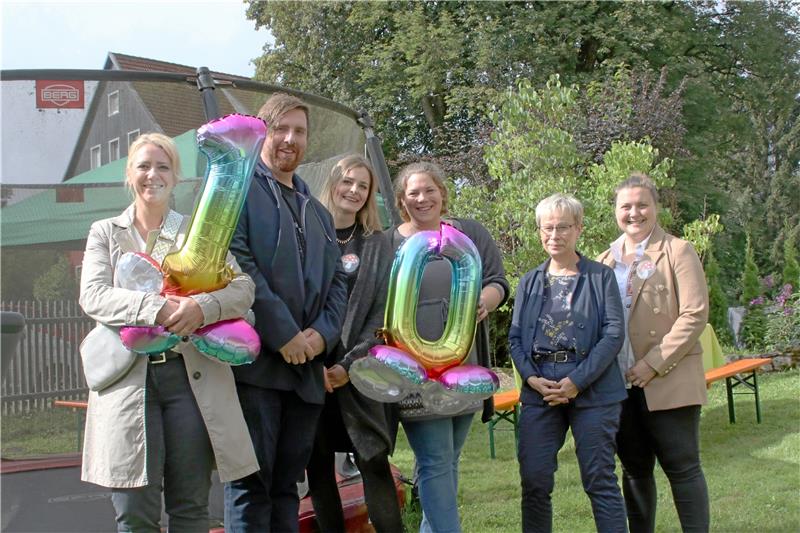 Marion Bähr, Daniel Knackstedt (Regionalleiter), Viktoria Hollenbach, Ellen Romey (Duale Studentin), Renate Kallweit (Pädagogische Mitarbeiterin) und Laura Lopez (Pädagogische Mitarbeiterin) freuen sich auf die nächsten zehn Jahre. Foto: J. Fricke