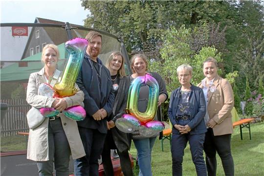 Marion Bähr, Daniel Knackstedt (Regionalleiter), Viktoria Hollenbach, Ellen Romey (Duale Studentin), Renate Kallweit (Pädagogische Mitarbeiterin) und Laura Lopez (Pädagogische Mitarbeiterin) freuen sich auf die nächsten zehn Jahre. Foto: J. Fricke