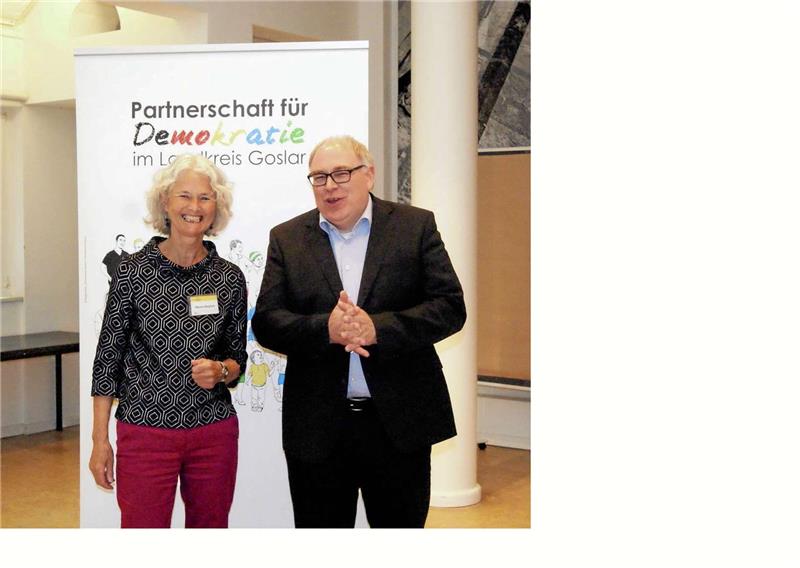 Migration: Was nicht angesprochen wird Marion Bergholz von der Freiwilligen-Agentur mit Dr. phil. habil. Jochen Oltmer während der Veranstaltung im Kreishaus Goslar.  Foto: Brummer