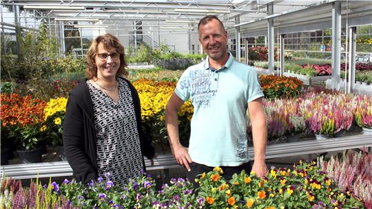 Marion John beginnt als Angestellte Floristin bei Gordon Reich.
