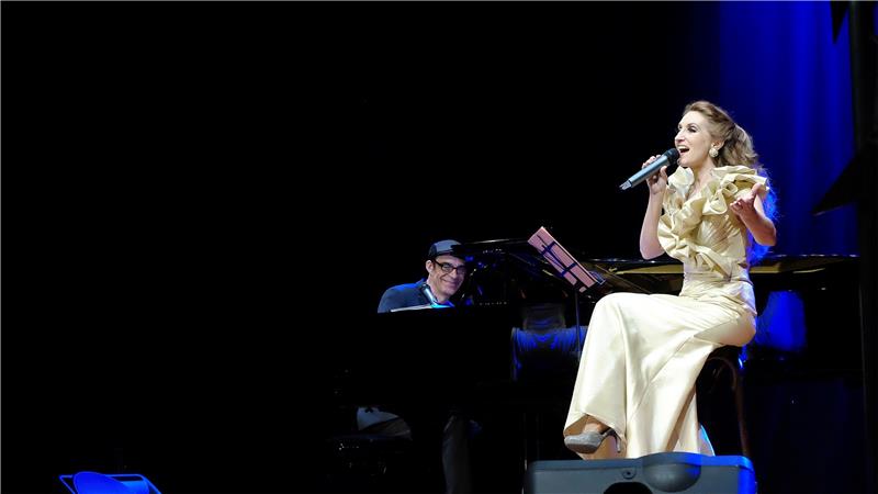 Kulturkraftwerk: Der ganze Saal singt die Weihnachtslieder mit Marion Wilmer und Christian Heckelsmüller machen mit ihrem Mitsing-Programm „Alle Jahre Lieder“ gute Laune in Goslar. Foto: Zietz