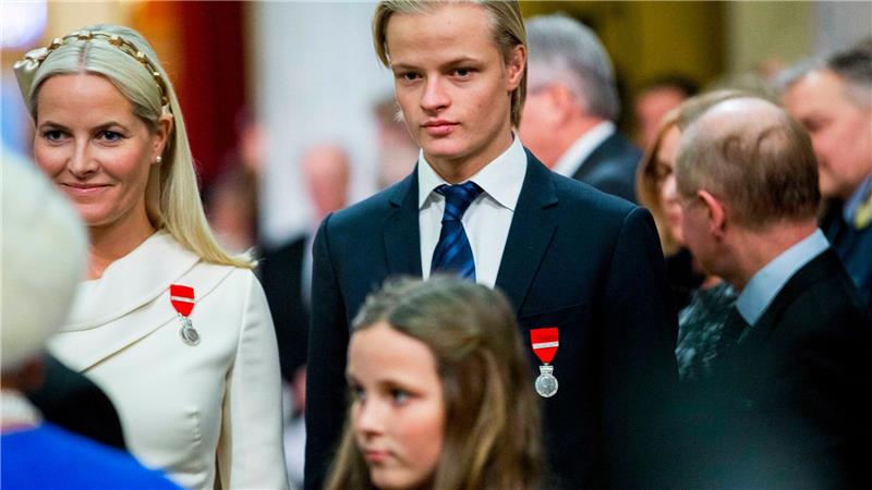 Marius Borg Høiby, der Sohn von Kronprinzessin Mette-Marit aus einer früheren Beziehung, ist in 38 Punkten angeklagt - unter anderem wegen Vergewaltigung. 