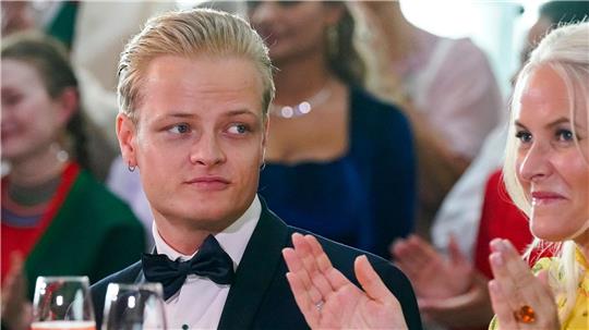 Marius Borg Høiby, hier im Jahr 2022 an der Seite seiner Mutter Kronprinzessin Mette-Marit. (Archivbild)