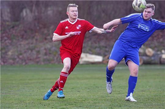 Marius Hahne (li.) hat zur Winterpause den SV Weddingen verlassen und spielt künftig für die 2. Mannschaft des SV Rammelsberg in der Staffel 1 der 1. Fußball-Nordharzklasse. Das Team liegt aktuell auf Platz sechs.  Foto: Gietemann