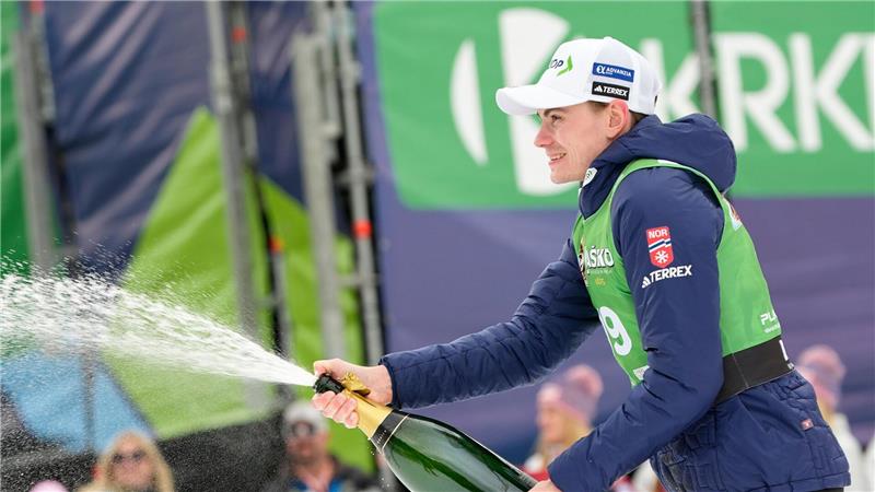 Marius Lindvik siegte beim Saisonabschluss.