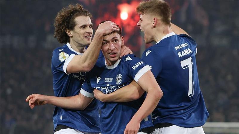 „Unbeschreibliche“ Pokalsensation: Arminia wirft Werder raus Marius Wörl (M) schoss Arminia Bielefeld mit 1:0 in Führung.