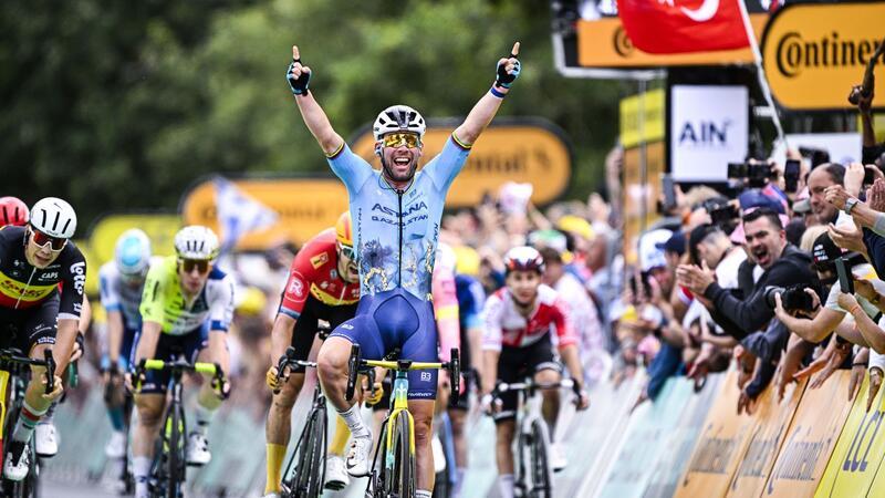 „Sehr glücklich“: Cavendish krönt sich zum Tour-Etappenkönig Mark Cavendish bejubelt seinen Etappensieg.