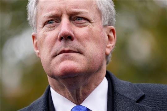 Mark Meadows, damaliger Stabschef des Weißen Hauses, spricht mit Reportern vor dem Weißen Haus.