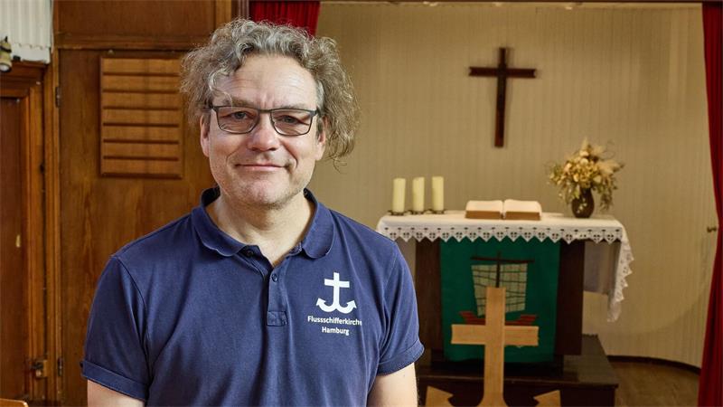 Mark Möller ist der Diakon der Flussschifferkirche.