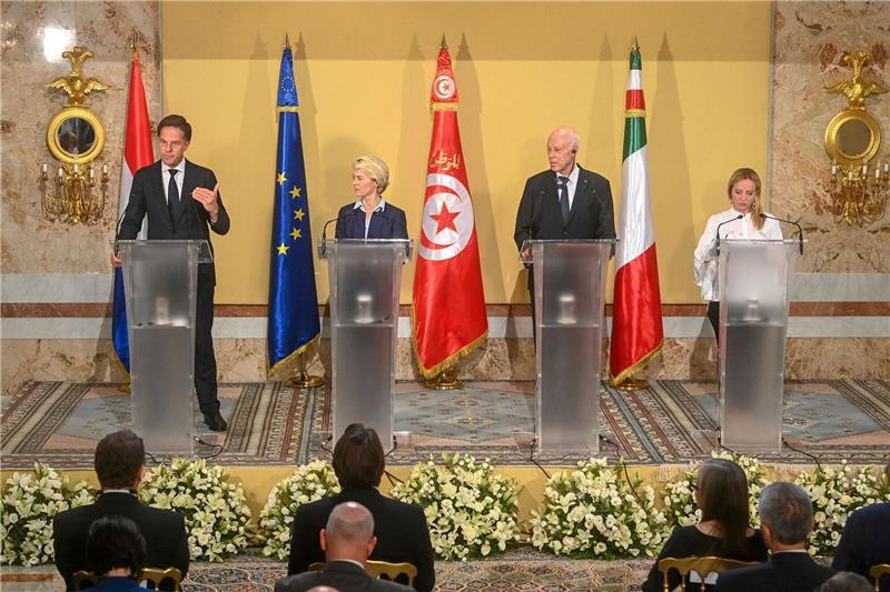 EU und Tunesien erzielen Einigung beim Thema Migration Mark Rutte, Ursula von der Leyen, Kais Saied, Präsident von Tunesien und Giorgia Meloni im Präsidentenpalast in Karthago.