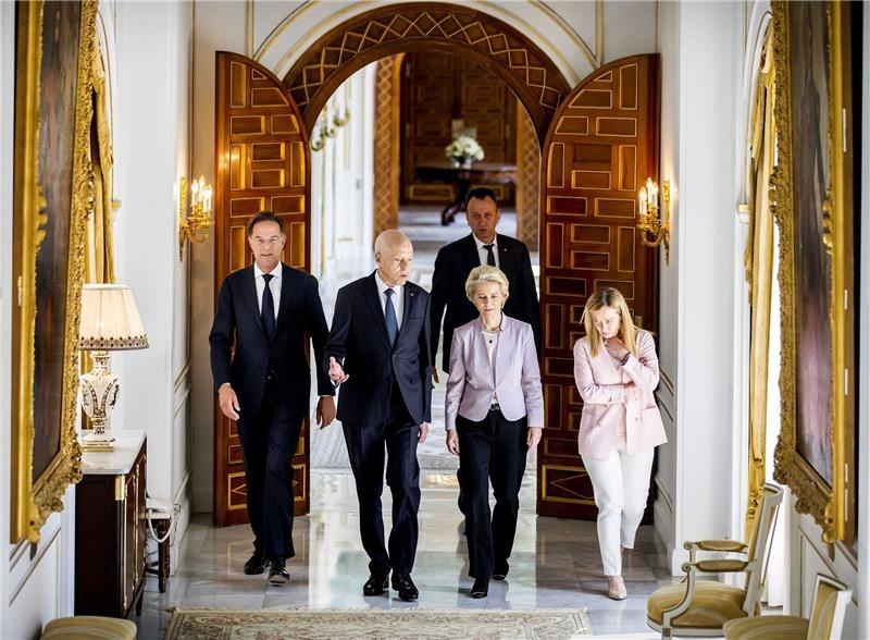 Migration: Brüssel verdreifacht Gelder für Tunesien Mark Rutte (l) besucht zusammen mit Ursula von der Leyen (2.v.r) und Giorgia Meloni (r) tuneisiens Präsidenten Kais Saied.