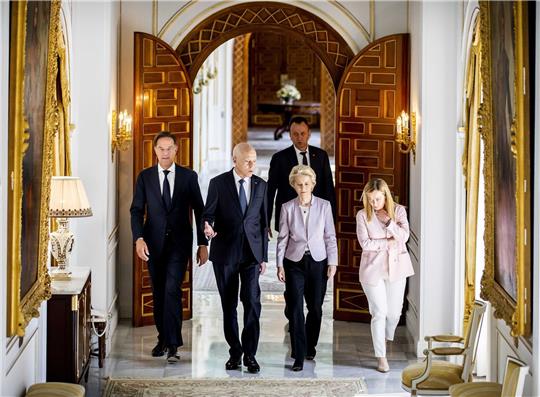 Mark Rutte (l) besucht zusammen mit Ursula von der Leyen (2.v.r) und Giorgia Meloni (r) tuneisiens Präsidenten Kais Saied.