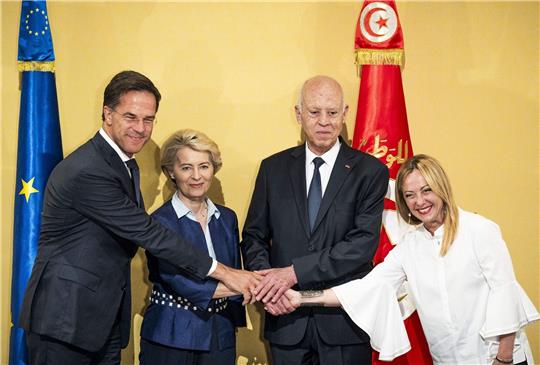 Mark Rutte (v.l.), Ursula von der Leyen, Kais Saied und Giorgia Meloni haben eine engere Zusammenarbeit beim Thema Migration ausgelotet.