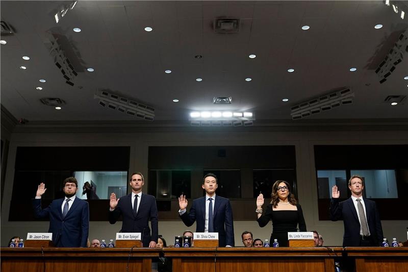 Zuckerberg entschuldigt sich bei Eltern in Senats-Anhörung Mark Zuckerberg (Meta, v.r.), Linda Yaccarino (X), Shou Zi Chew (TikTok), Evan Spiegel (Snap) und Jason Citron (Discord) zu Beginn der Anhörung in Washington.