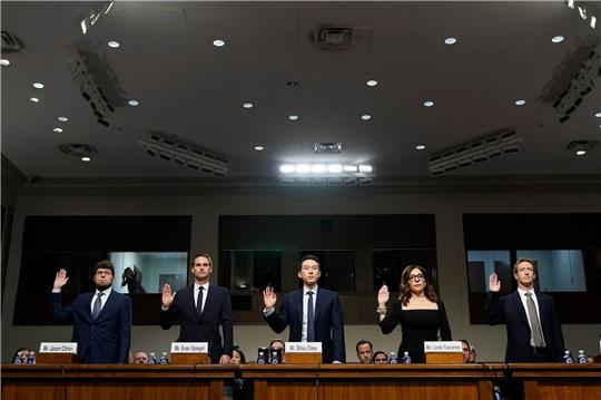 Mark Zuckerberg (Meta, v.r.), Linda Yaccarino (X), Shou Zi Chew (TikTok), Evan Spiegel (Snap) und Jason Citron (Discord) zu Beginn der Anhörung in Washington.