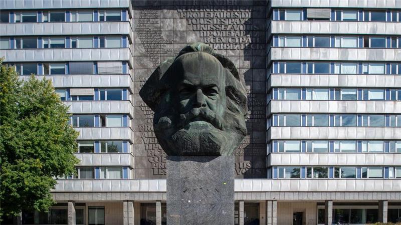 Wie Chemnitz in sein Kulturhauptstadtjahr startet Markant ragt das Karl-Marx-Monument im Zentrum von Chemnitz empor.