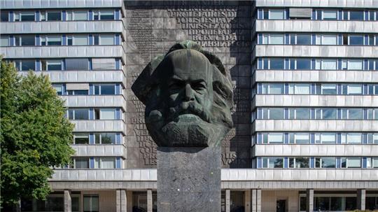 Markant ragt das Karl-Marx-Monument im Zentrum von Chemnitz empor.