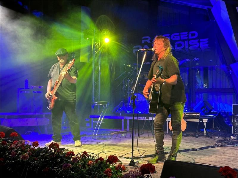 600 Besucher bei Open-Air-Konzert in Braunlage Markante Stimme: Thomas Sildatke (rechts) tritt mit der Band Ragged Paradise auf der Außenbühne des Kurgastzentrums auf und stellt vor mehr als 600 Zuhörern die neue CD vor. Fotos: Eggers