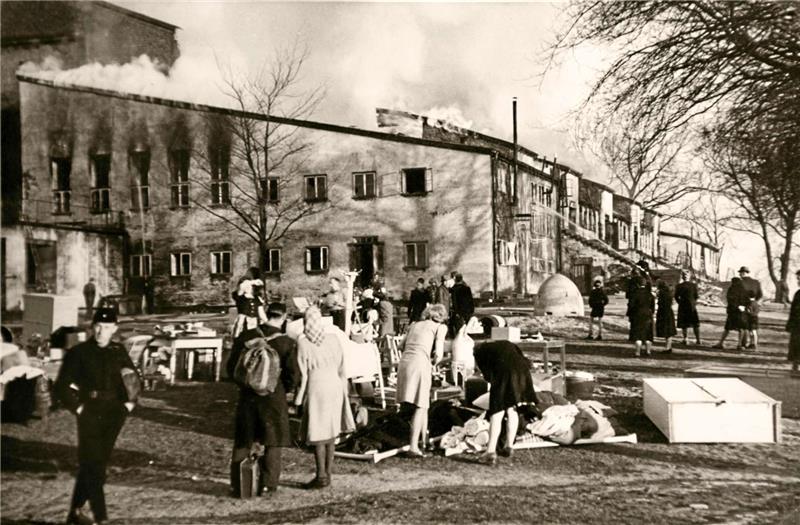 Markantes Ereignis der Nachkriegsgeschichte: Ende März 1948 brennt die Stadthalle.  Foto: Stadtarchiv/Repro: Schenk