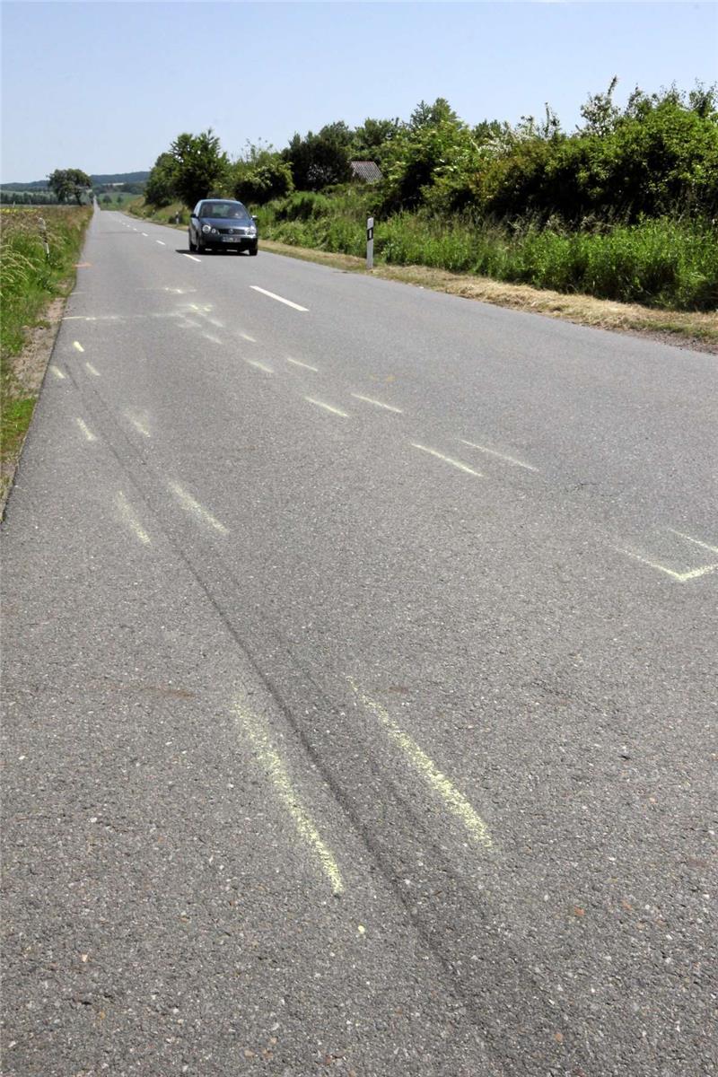Markierungen auf der Fahrbahn der L 500 zeugen noch von dem tödlichen Unfall, bei dem ein 65-jähriger Radfahrer ums Leben kam. Foto: Gereke
