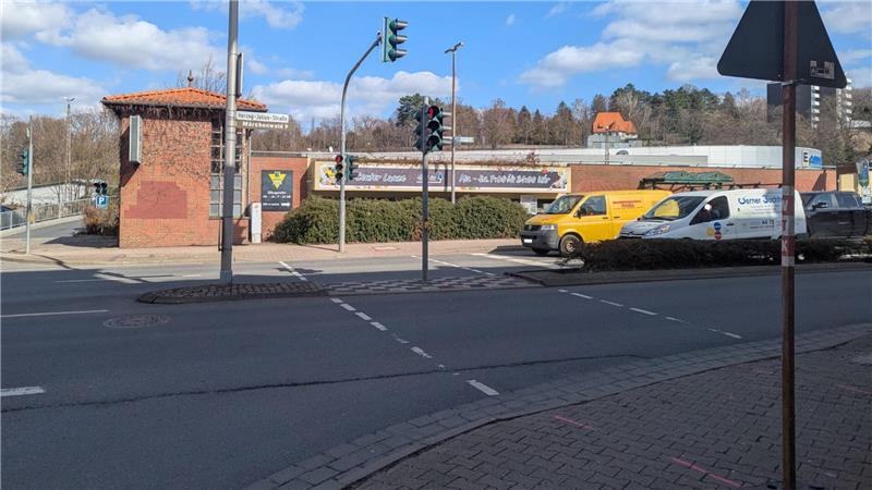 Pinke Markierungen auf der Herzog-Julius-Straße entlang der Ampel weisen auf Arbeiten hin